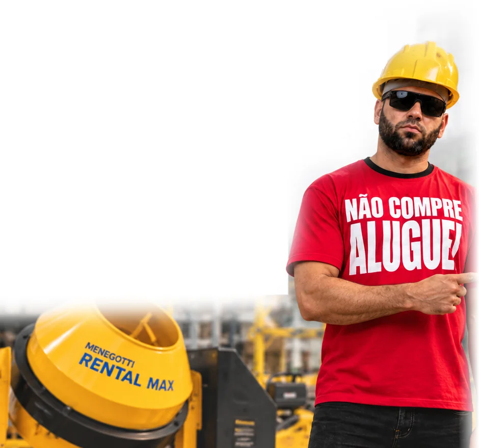 Atendente da Bazani com camiseta Não compre, alugue, ao lado de uma betoneira